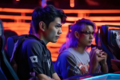 英雄联盟职业比赛因技术故障暂停三小时，选手违规使用手机遭禁赛，电竞规则体系如何保障比赛公平性？